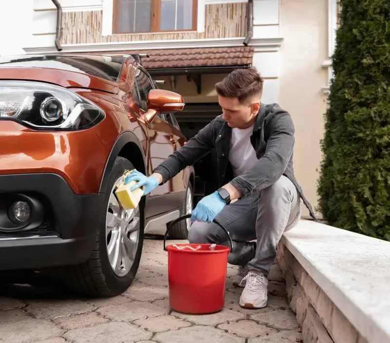 Lavage auto à domicile Savigny-en-Véron : professionnel intervenant sur un véhicule
